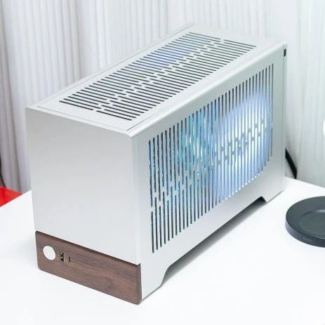 Mac Studio 台式电脑主机由单块铝金属打造而成